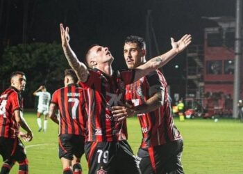 Vitória faz noite heroica no Barradão, goleia o Athletico-PR e avança às quartas da Copa do Brasil