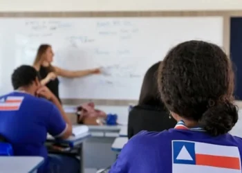 Bahia melhora nota do Ensino Médio, mas segue abaixo das médias do Nordeste e do país no Ideb 2025