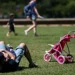 Pais estão menos presentes na criação de filhos, aponta estudo
