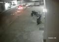 Vídeo – Carro em alta velocidade atinge moto por trás e arremessa condutor contra carroceria de caminhão