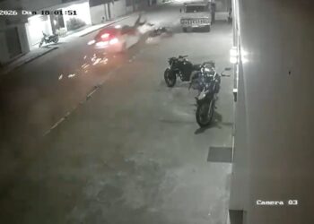 Vídeo – Carro em alta velocidade atinge moto por trás e arremessa condutor contra carroceria de caminhão