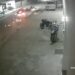 Vídeo – Carro em alta velocidade atinge moto por trás e arremessa condutor contra carroceria de caminhão
