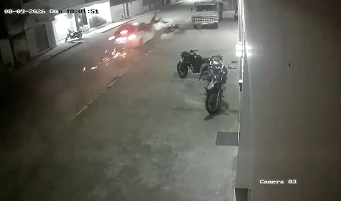Vídeo – Carro em alta velocidade atinge moto por trás e arremessa condutor contra carroceria de caminhão