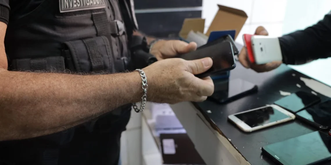 Baianos com celulares roubados serão notificados pela polícia; entenda