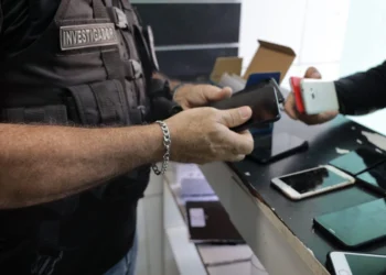 Baianos com celulares roubados serão notificados pela polícia; entenda