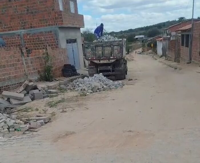 Ficou nada! Empresa recolhe pedras que seriam usadas em obra de Santaluz