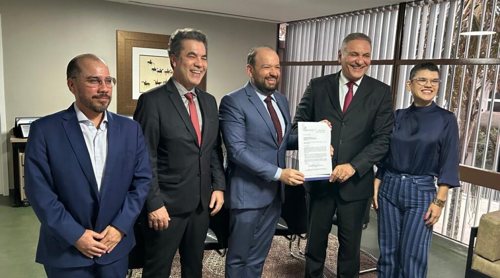 Presidente e corregedor do TCM-BA entregam ao TRE-BA lista de gestores punidos