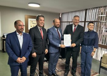 Presidente e corregedor do TCM-BA entregam ao TRE-BA lista de gestores punidos