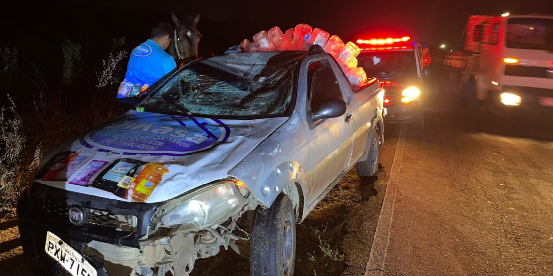 Carro atinge cavalo na BA-120 e passageira é socorrida pelo Águia Resgate