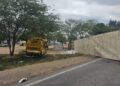 Colisão envolvendo ônibus escolar e carreta deixa trecho da BR 116 parcialmente interditado entre Teofilândia e Serrinha