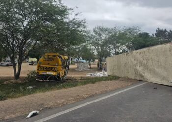 Colisão envolvendo ônibus escolar e carreta deixa trecho da BR 116 parcialmente interditado entre Teofilândia e Serrinha