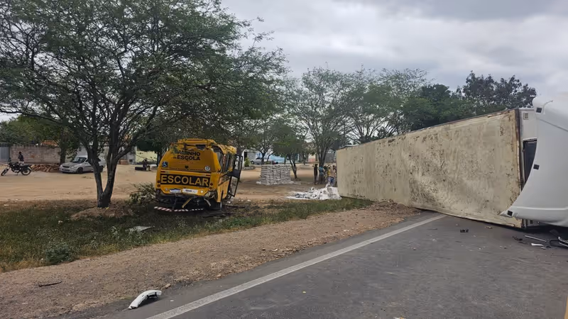 Colisão envolvendo ônibus escolar e carreta deixa trecho da BR 116 parcialmente interditado entre Teofilândia e Serrinha