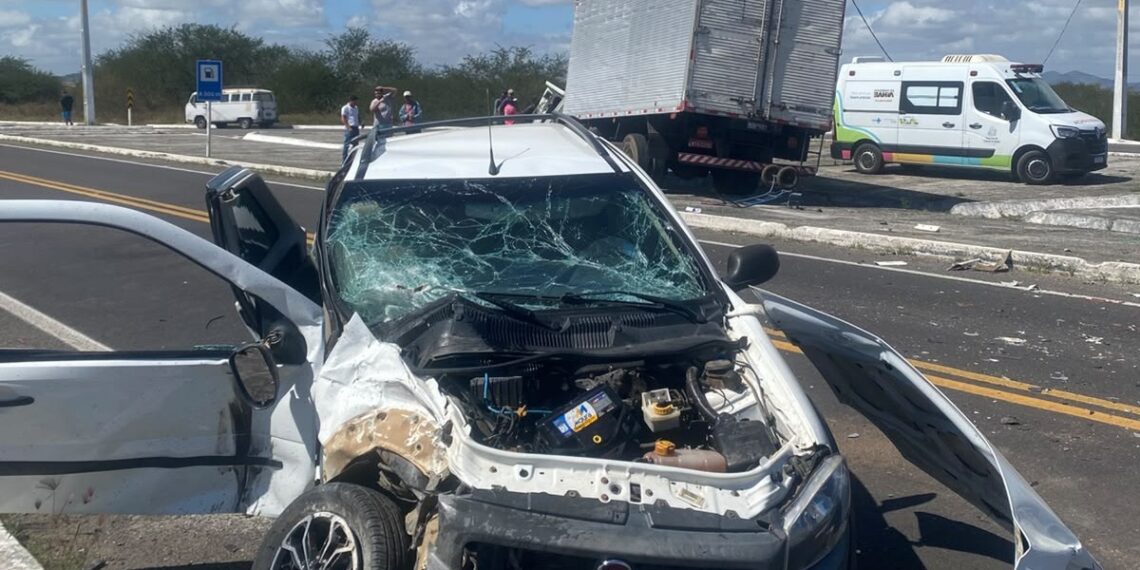 Quatro pessoas ficam feridas após colisão envolvendo caminhão e Fiat Strada