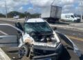 Quatro pessoas ficam feridas após colisão envolvendo caminhão e Fiat Strada