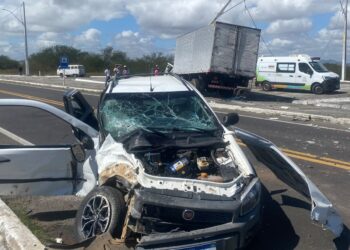 Quatro pessoas ficam feridas após colisão envolvendo caminhão e Fiat Strada