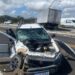 Quatro pessoas ficam feridas após colisão envolvendo caminhão e Fiat Strada
