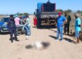 Homem morre atropelado por caminhão após cair de cavalo em estrada vicinal