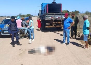 Homem morre atropelado por caminhão após cair de cavalo em estrada vicinal