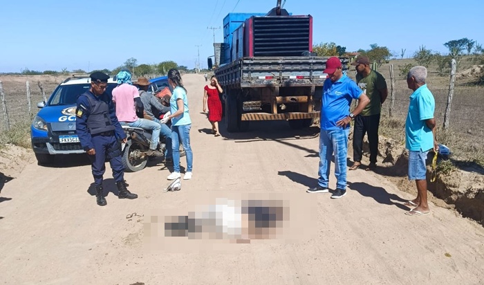 Homem morre atropelado por caminhão após cair de cavalo em estrada vicinal