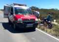 Motociclista de 62 anos sofre fratura exposta em grave acidente na BA-409