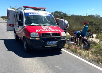 Motociclista de 62 anos sofre fratura exposta em grave acidente na BA-409