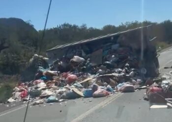 Colisão entre carro e caminhão deixa homem preso às ferragens na BR-324 e é socorrido em estado grave