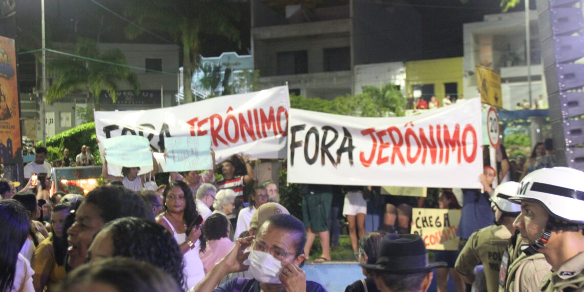 Manifestação contra Jerônimo marca início de procissão em Cícero Dantas; governador segue percurso ao lado de grupo e parece não se incomodar