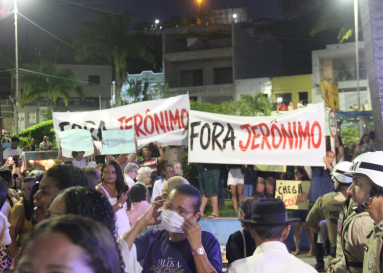 Manifestação contra Jerônimo marca início de procissão em Cícero Dantas; governador segue percurso ao lado de grupo e parece não se incomodar