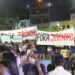 Manifestação contra Jerônimo marca início de procissão em Cícero Dantas; governador segue percurso ao lado de grupo e parece não se incomodar