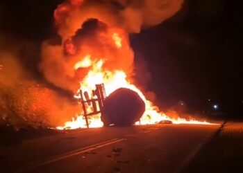 Caminhão pega fogo após colidir contra Golf na BR 407; motorista do carro de passeio morreu na hora
