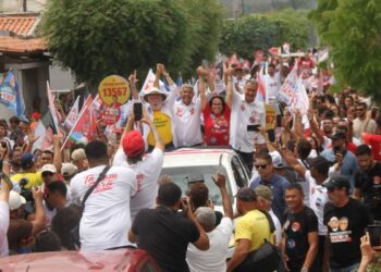 De corpo e alma: prefeita de Araci veste a camisa vermelha e acompanha Jerônimo em caravana por seis municípios