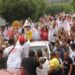 De corpo e alma: prefeita de Araci veste a camisa vermelha e acompanha Jerônimo em caravana por seis municípios