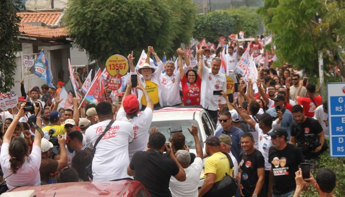 De corpo e alma: prefeita de Araci veste a camisa vermelha e acompanha Jerônimo em caravana por seis municípios