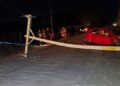 Carro atinge poste e bloqueia estrada entre Barrocas e Teofilândia; criança ficou ferida