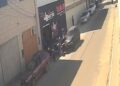 Vídeo mostra momento que carro atinge homem quando estacionava moto em frente à oficina no centro de Coité