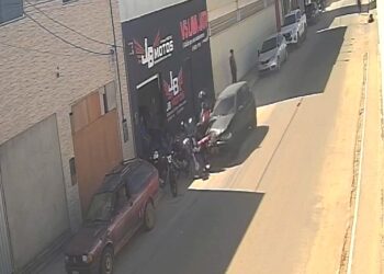 Vídeo mostra momento que carro atinge homem quando estacionava moto em frente a oficina no centro de Coité