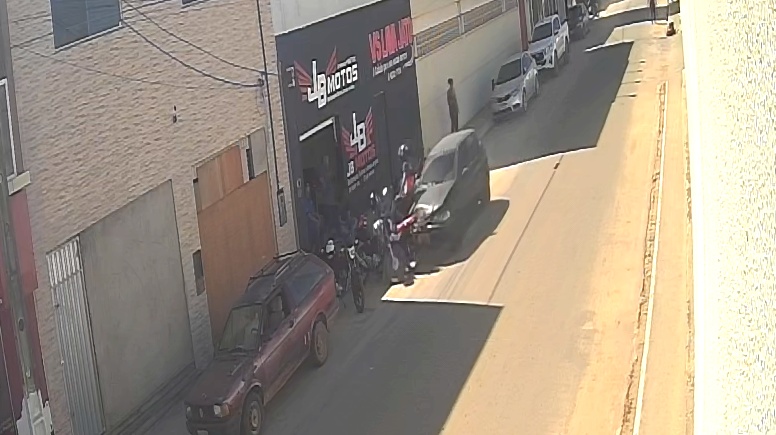 Vídeo mostra momento que carro atinge homem quando estacionava moto em frente a oficina no centro de Coité