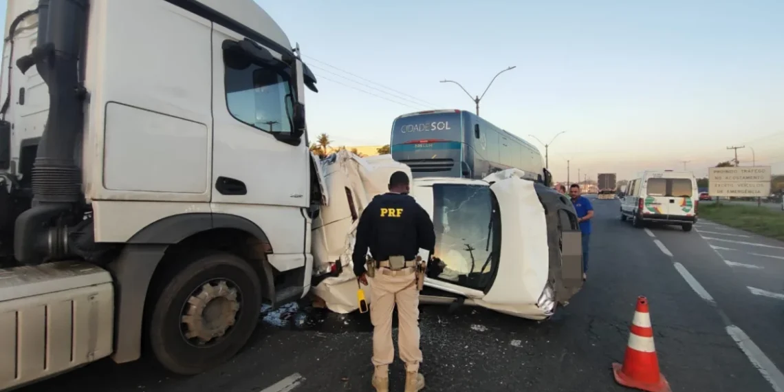 Carros ficam destruídos após engavetamento com bitrem na BR-324, em Feira de Santana