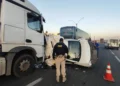 Carros ficam destruídos após engavetamento com bitrem na BR-324, em Feira de Santana