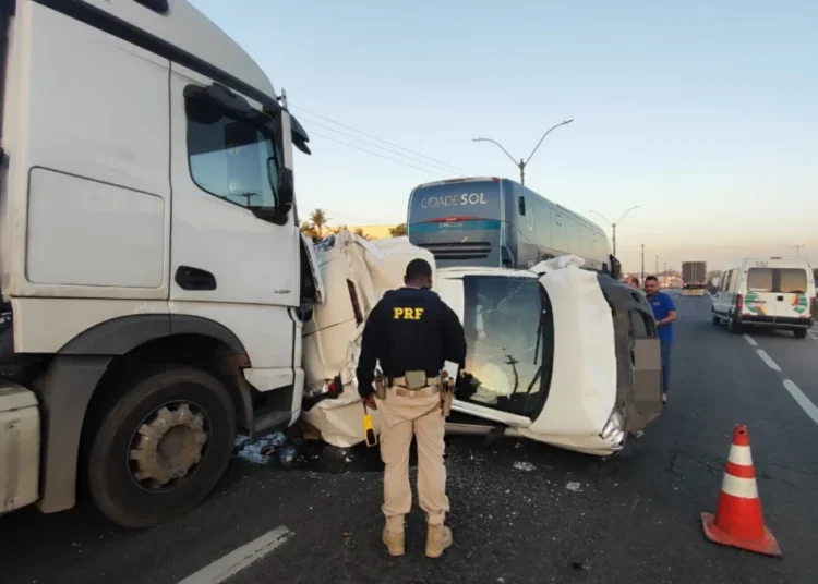 Carros ficam destruídos após engavetamento com bitrem na BR-324, em Feira de Santana