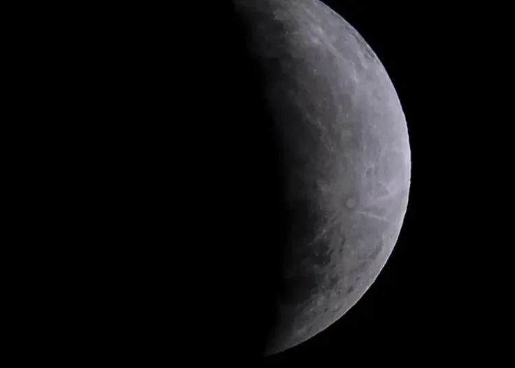 Eclipse parcial da Lua nesta quinta-feira será visto em todo o Brasil