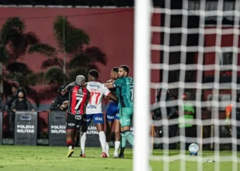 Confusão no Ba-Vi: Jean Lucas é absolvido pelo STJD; Cacá pega dois jogos, Marinho é advertido e Bahia recebe multa