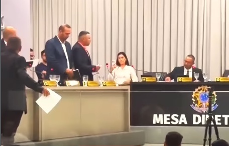 Tumulto na Câmara: batidas na mesa, palavrões e abandono dos vereadores da oposição interrompem votação