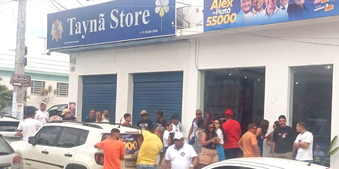 Adesivaço marca manhã de domingo de campanha de Alex da Piatã em Conceição do Coité