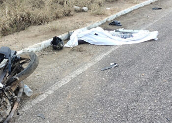 Mulher morre e companheiro fica ferido após colisão entre moto e carro na BR-324