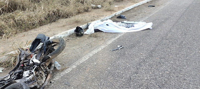 Mulher morre e companheiro fica ferido após colisão entre moto e carro na BR-324