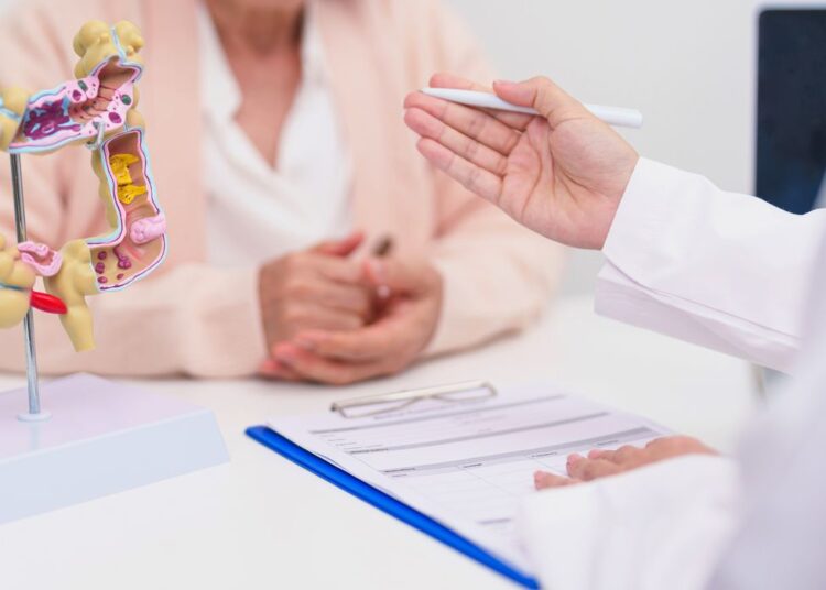 Pacientes com câncer colorretal têm medicamento aprovado pela Anvisa