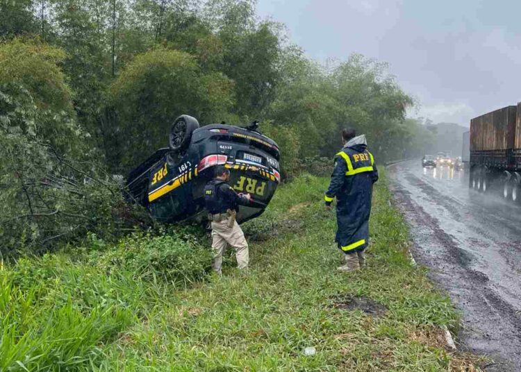 Policial fica ferido após viatura da PRF capotar na BR-324