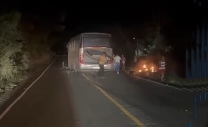 Homem morre após motocicleta colidir de frente com micro-ônibus na BA-131