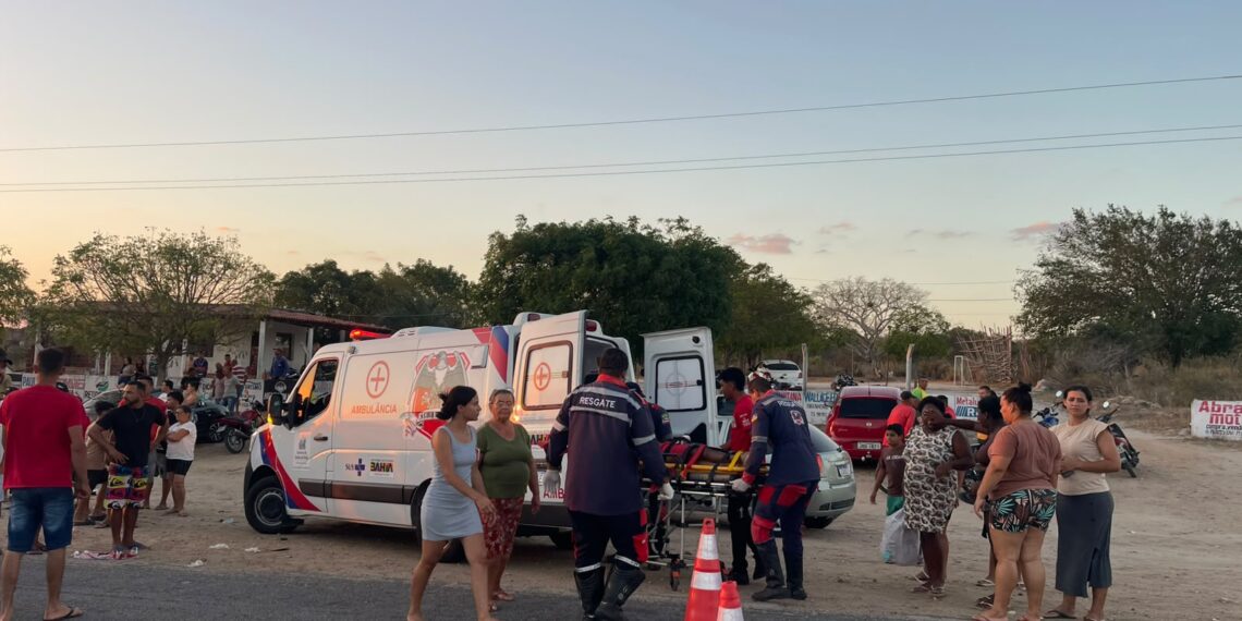 Colisão envolvendo motos na BA 120 deixa três feridos. Águia Resgate e SAMU de Retirolândia prestaram socorro às vítimas